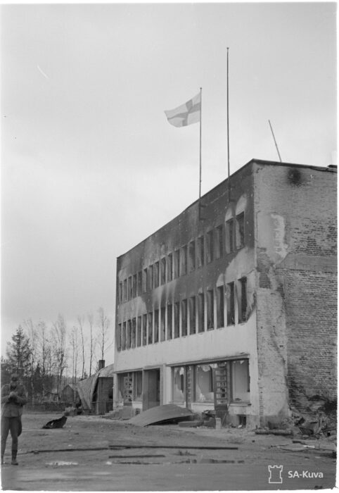 sodassa vaurioitunut Osuuskaupan funkistalo Ensossa